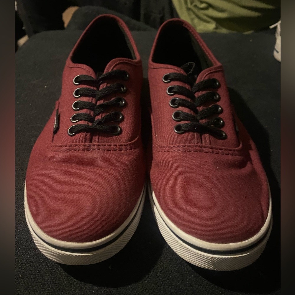 Maroon vans w black laces